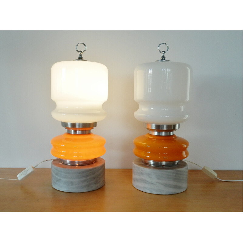 Pareja de lámparas de escritorio vintage de cristal naranja y blanco, 1960