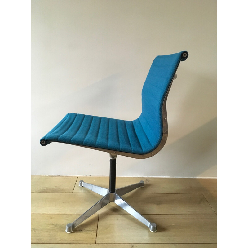 Suite de 4 chaises EA105 vintage par Charles & Ray Eames - 1960