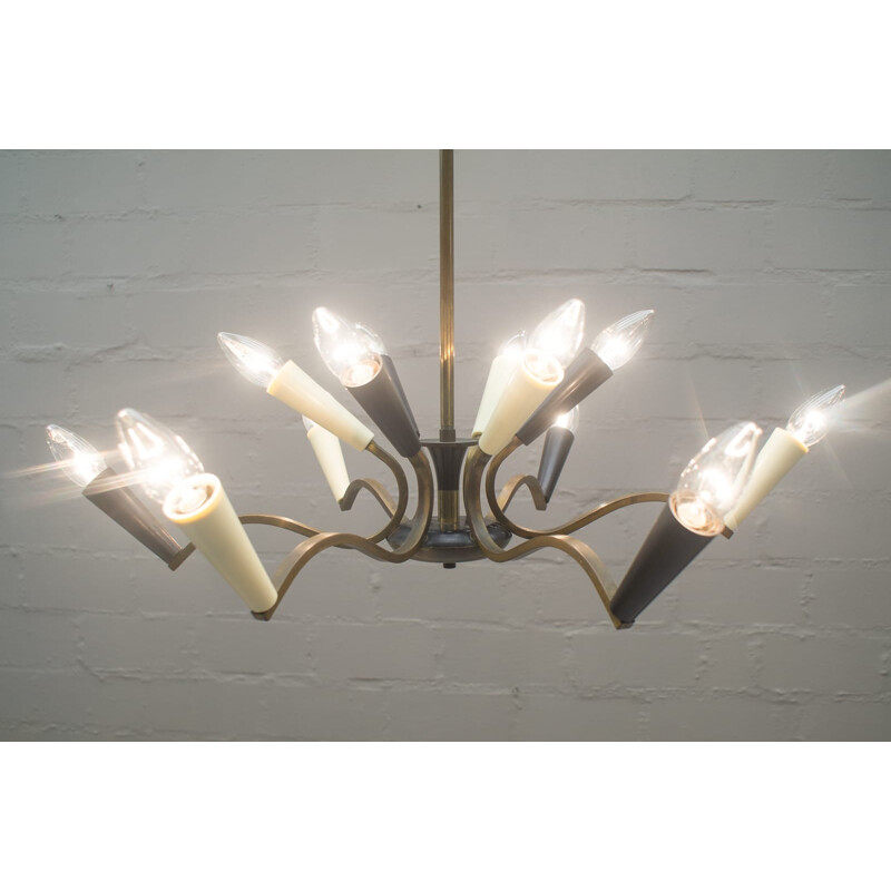 Lampadario vintage in bianco e nero con struttura in ottone, 1960