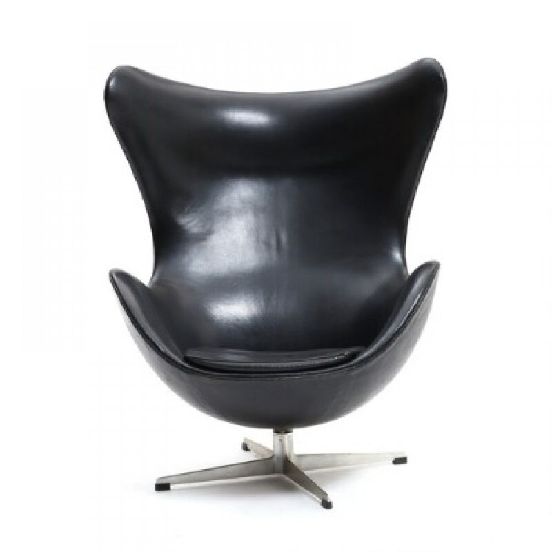 Mid-century black leather egg chair by Arne Jacobsen - 1964