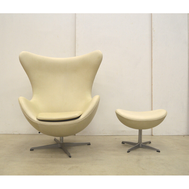 Mid-century Fritz Hansen Egg Chair & Ottoman by Arne Jacobsen - 1970s