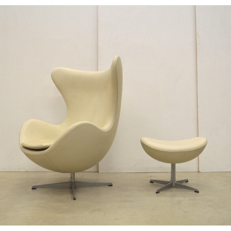 Chaise Egg & Ottoman Fritz Hansen vintage par Arne Jacobsen - 1979