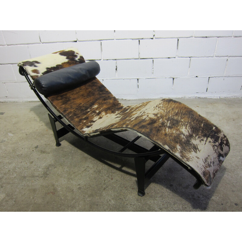 "Chaise longue" LC4  in cowhide by Le Corbusier for Cassina - 1970s