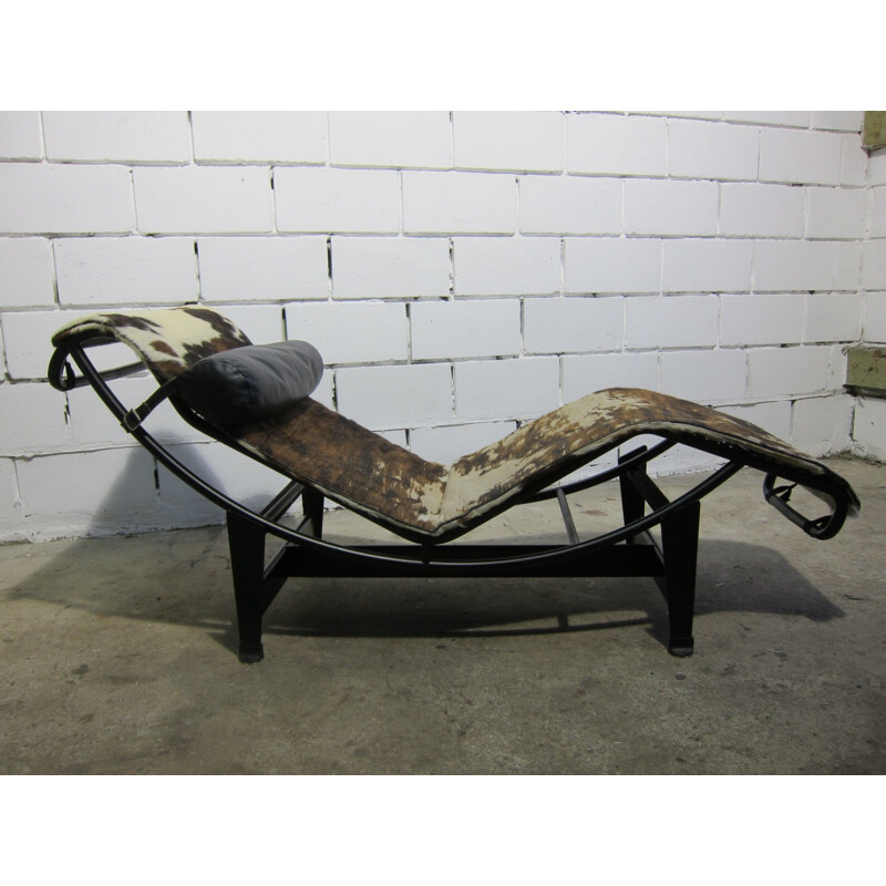 "Chaise longue" LC4  in cowhide by Le Corbusier for Cassina - 1970s