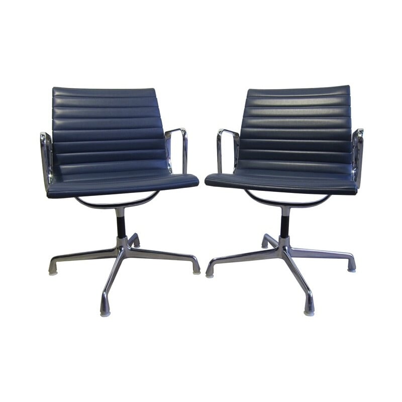 Suite de 2 chaises de bureau "EA108" en aluminium pour Herman Miller - 1970