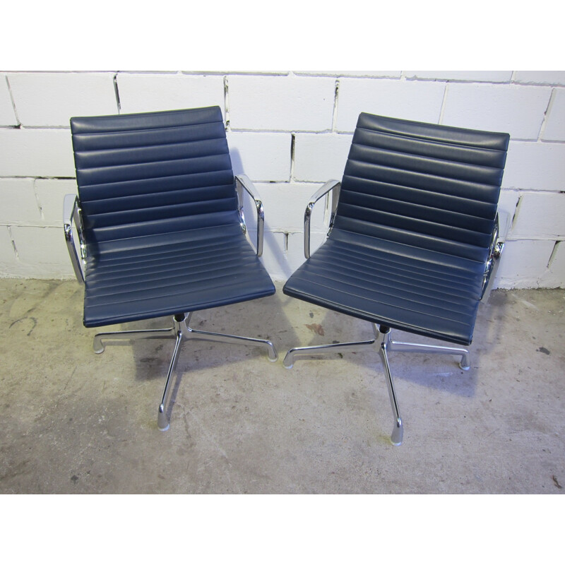 Suite de 2 chaises de bureau "EA108" en aluminium pour Herman Miller - 1970