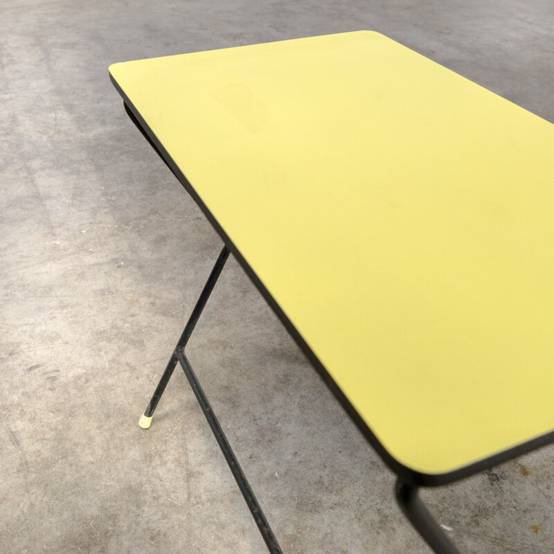 Table d'appoint en métal jaune vintage par Pilastro - 1960