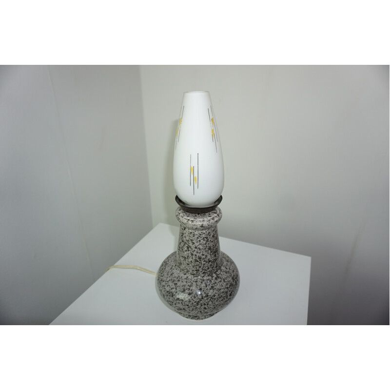 Lampe vintage en céramique et opaline blanche ouvragée - 1950