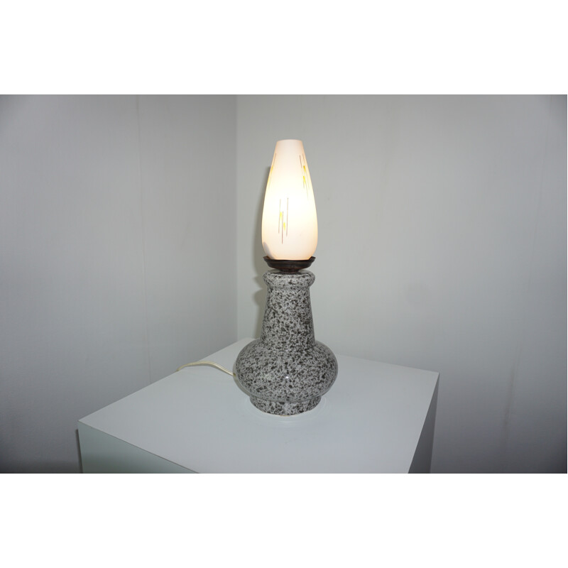 Lampe vintage en céramique et opaline blanche ouvragée - 1950