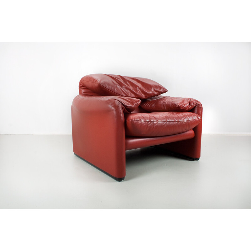 Vintage Maralunga lounge Chair in red leather by Vico Magistretti - 1970s