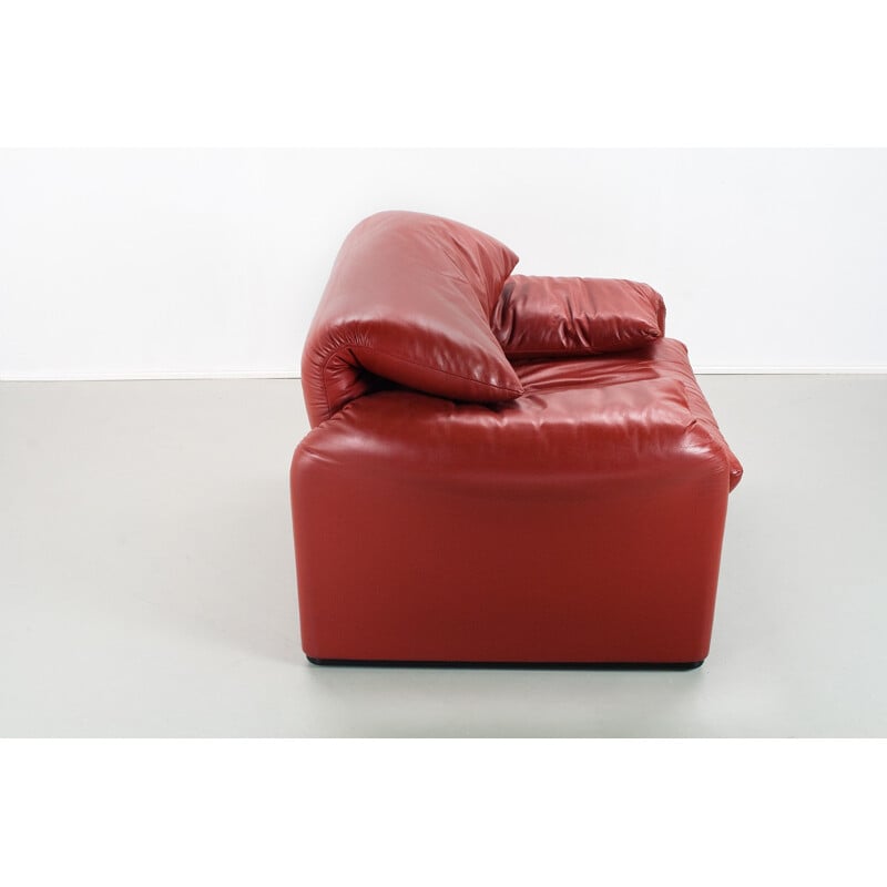 Vintage Maralunga lounge Chair in red leather by Vico Magistretti - 1970s