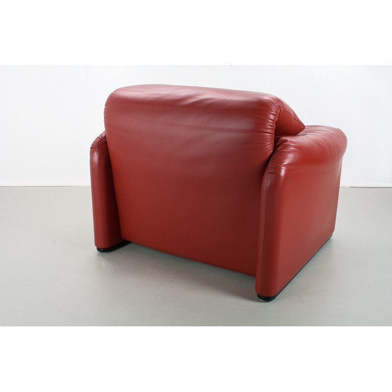 Vintage Maralunga lounge Chair in red leather by Vico Magistretti - 1970s