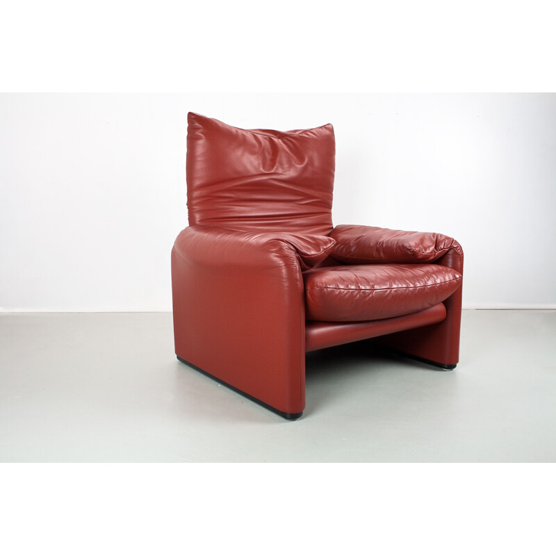Vintage Maralunga lounge Chair in red leather by Vico Magistretti - 1970s