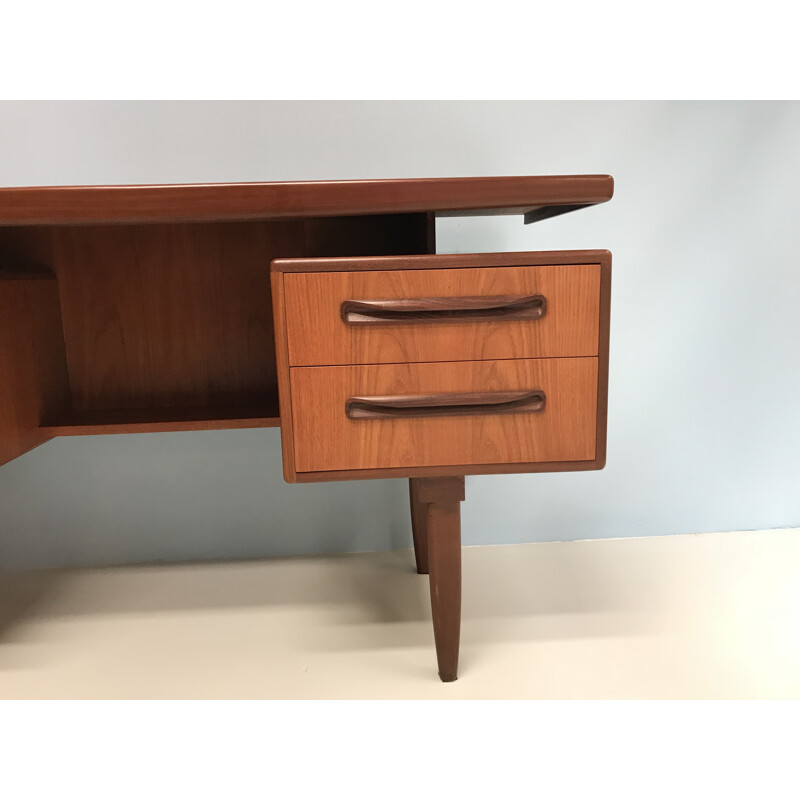 Bureau vintage en teck par V.Wilkins pour G-Plan - 1960