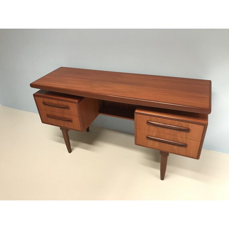 Bureau vintage en teck par V.Wilkins pour G-Plan - 1960