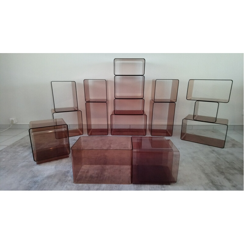 Suite complète de 18 cubes étagères en plexiglas fumé par la Roche Bobois - 1970