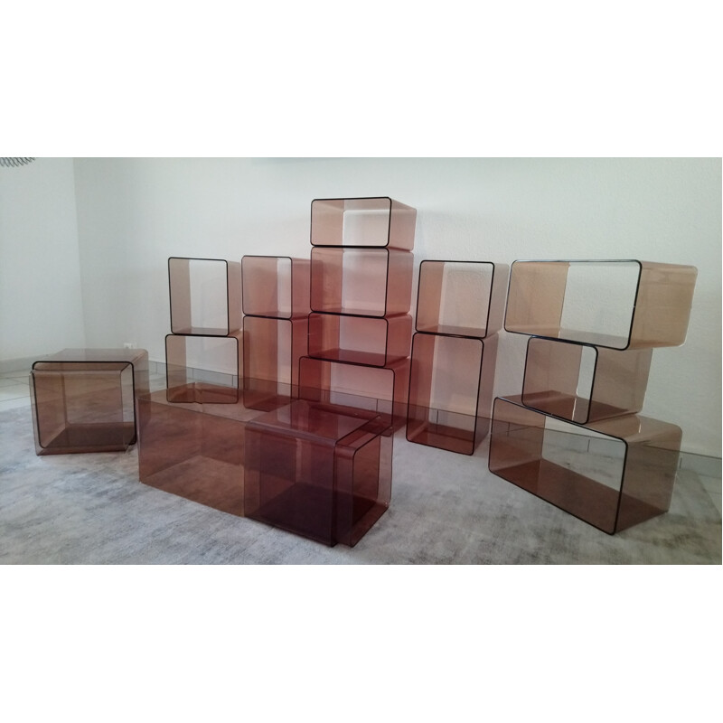 Suite complète de 18 cubes étagères en plexiglas fumé par la Roche Bobois - 1970