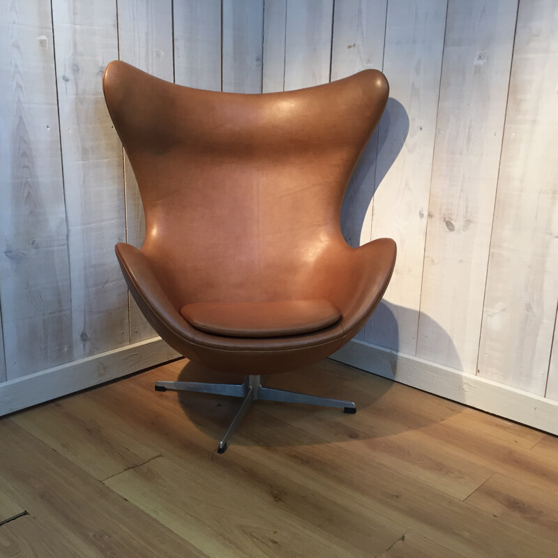 Fauteuil "Egg chair " en cuir marron, Arne Jacobsen pour Fritz Hansen - 1964