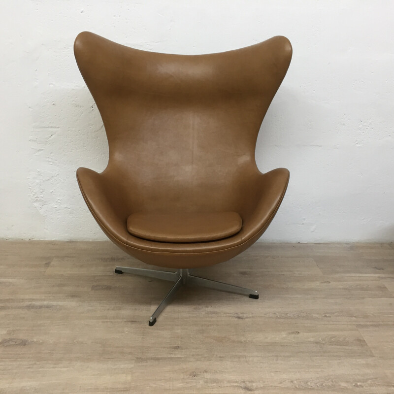 Fauteuil "Egg chair " en cuir marron, Arne Jacobsen pour Fritz Hansen - 1964