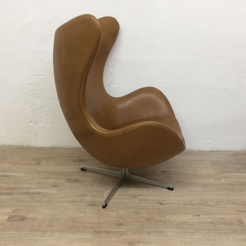 Fauteuil "Egg chair " en cuir marron, Arne Jacobsen pour Fritz Hansen - 1964