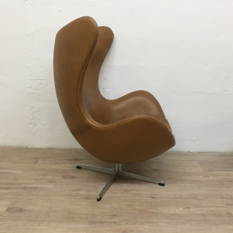 Brown leather "Egg chair" by Arne Jacobsen for Fritz Hansen - 1964