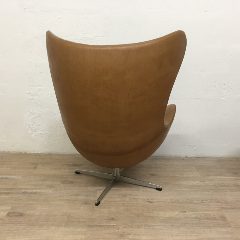 Brown leather "Egg chair" by Arne Jacobsen for Fritz Hansen - 1964
