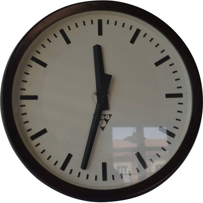 Horloge Murale Industrielle en Bakelite par Pragatron - 1960