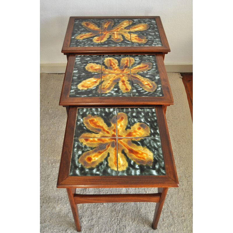 Suite de 3 Tables gigogne en teck avec des carreaux de céramique - 1960