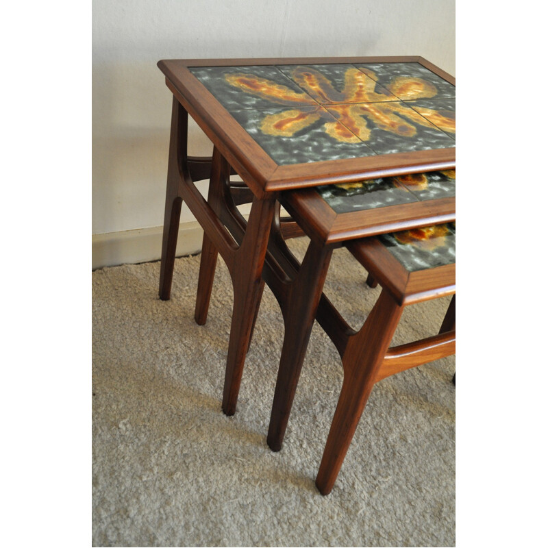 Suite de 3 Tables gigogne en teck avec des carreaux de céramique - 1960