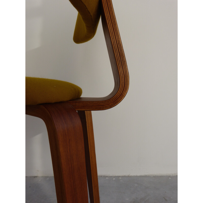 Ensemble de 4 chaises en contreplaqué et tissu moutarde, Cors ALONS - 1950