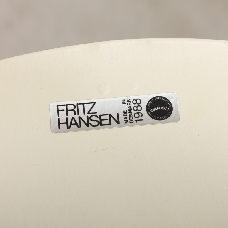 Vintage pair of 3107 chairs by Arne Jacobsen for Fritz Hansen - 1980s