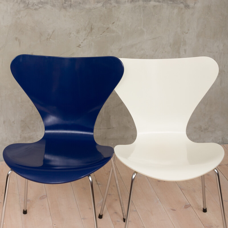 Vintage pair of 3107 chairs by Arne Jacobsen for Fritz Hansen - 1980s