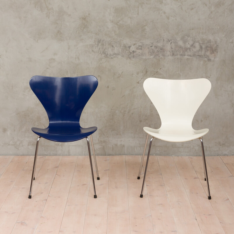 Vintage pair of 3107 chairs by Arne Jacobsen for Fritz Hansen - 1980s