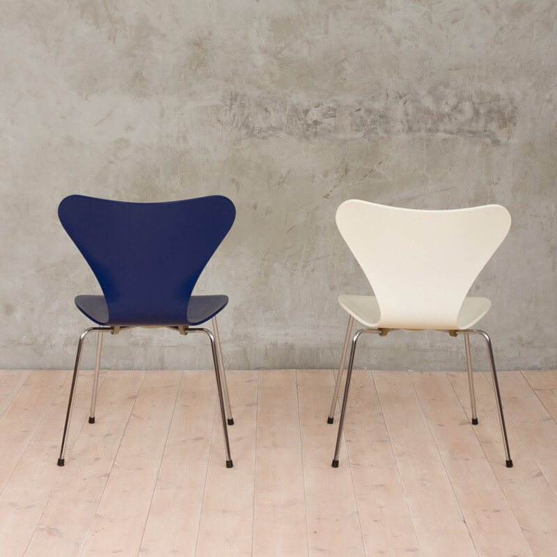 Vintage pair of 3107 chairs by Arne Jacobsen for Fritz Hansen - 1980s