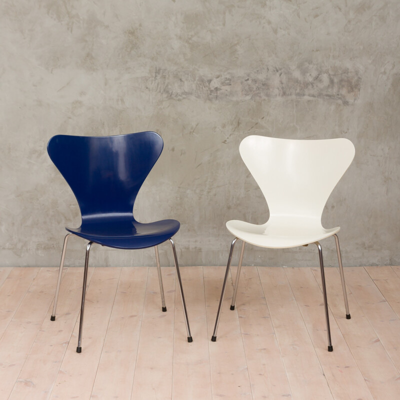 Vintage pair of 3107 chairs by Arne Jacobsen for Fritz Hansen - 1980s