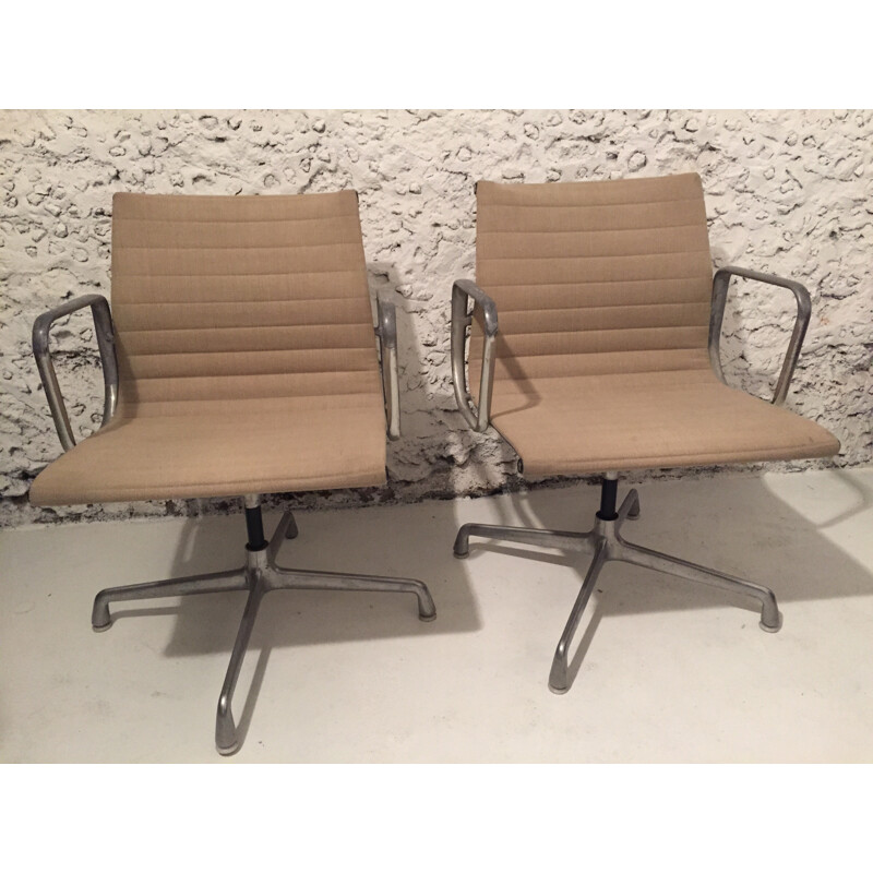 Pair of beige EA104 desk chairs, Charles EAMES - 1970s
