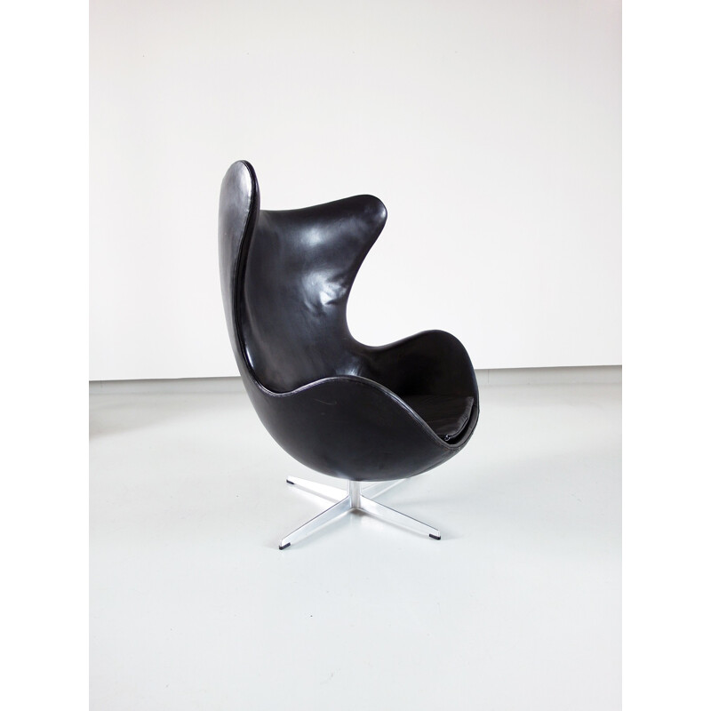 Egg chair vintage en cuir noir, Arne Jacobsen pour Fritz Hansen - 1966