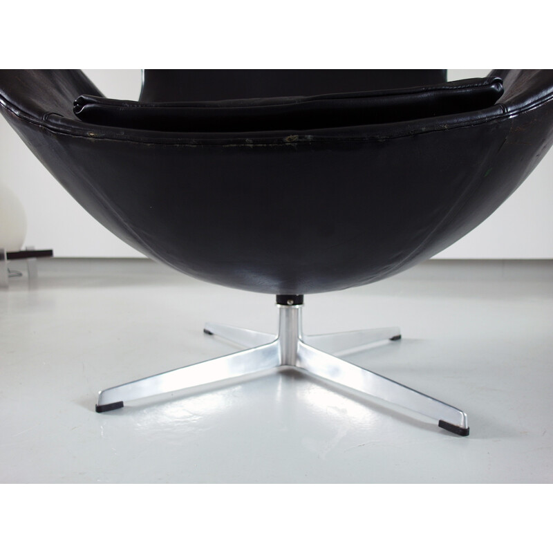 Egg chair vintage en cuir noir, Arne Jacobsen pour Fritz Hansen - 1966