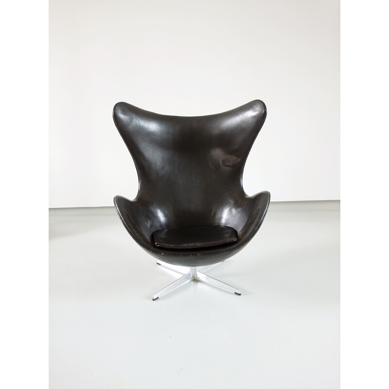 Black leather Egg Chair by Arne Jacobsen for Fritz Hansen Original Early Edition - 1966