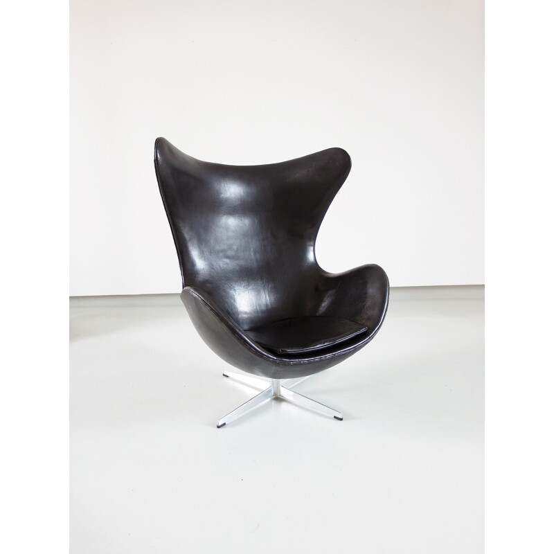 Egg chair vintage en cuir noir, Arne Jacobsen pour Fritz Hansen - 1966