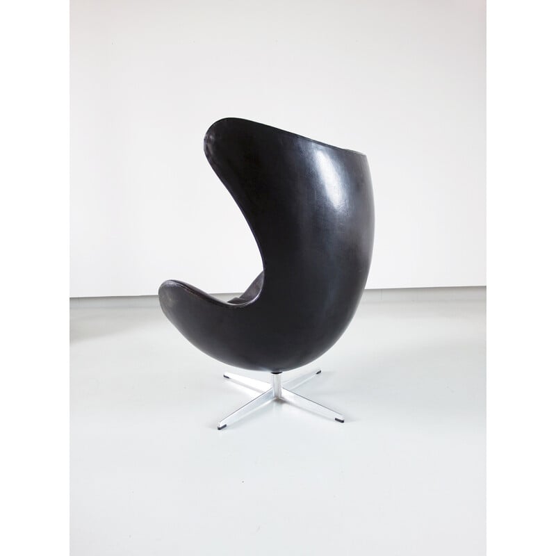 Egg chair vintage en cuir noir, Arne Jacobsen pour Fritz Hansen - 1966