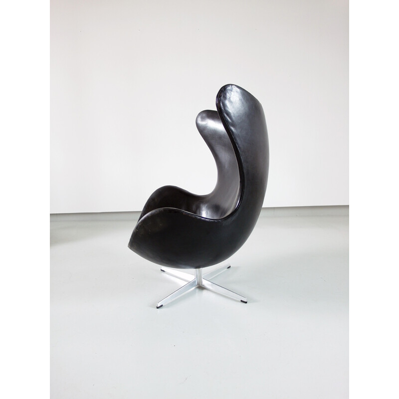 Egg chair vintage en cuir noir, Arne Jacobsen pour Fritz Hansen - 1966
