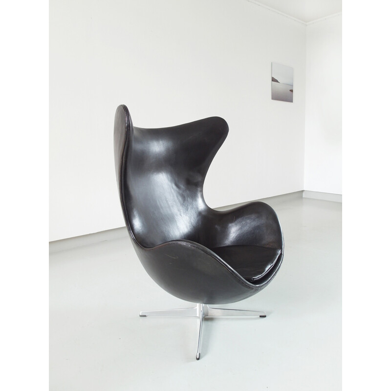 Egg chair vintage en cuir noir, Arne Jacobsen pour Fritz Hansen - 1966