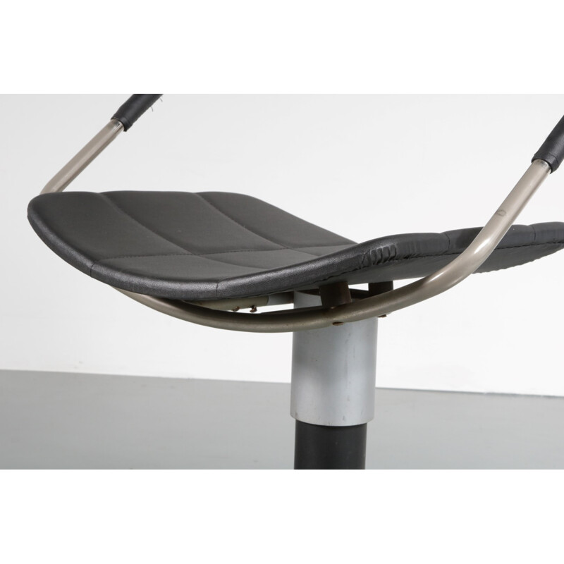 Chaise de bureau à socle croisé par Gilbert Steiner - 1962