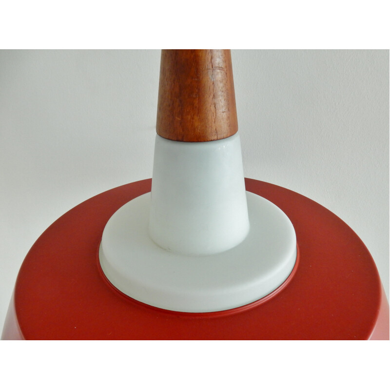 Vintage opaal glas, teak en rood gelakt metalen ophanging, Denemarken 1960