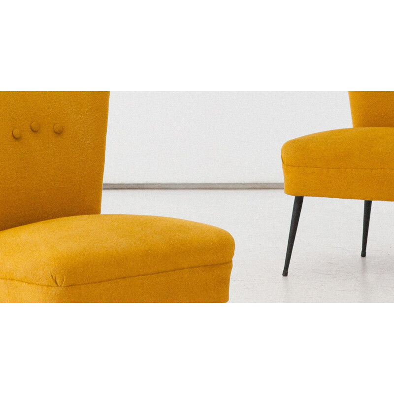 Paire de fauteuils lounge vintage en tissu jaune et pieds en fer noir - 1950