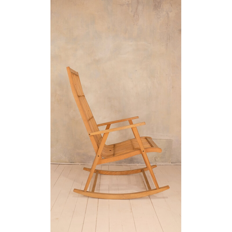 Fauteuil à bascule vintage en bois et rotion - 1960