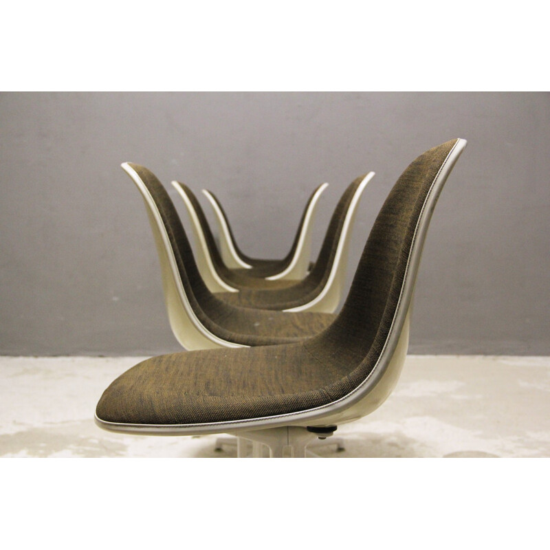 Suite de 6 chaises à repas vintage "La Fonda" en fibre de verre par Charles & Ray Eames  pour Herman Miller Fehlbaum - 1960