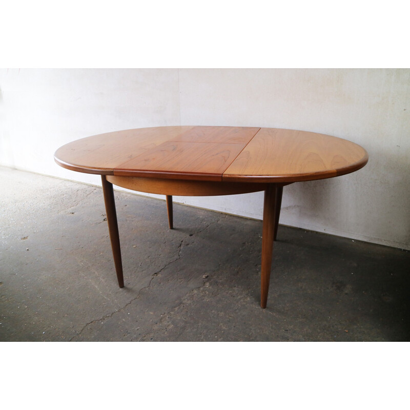 Vintage extendable dining table by G-Plan - 1970s