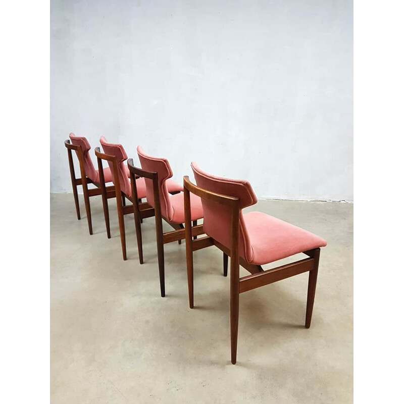 Suite de 4 chaises à repas en Velours Rose par Inger Klingenberg pour Fristho - 1950